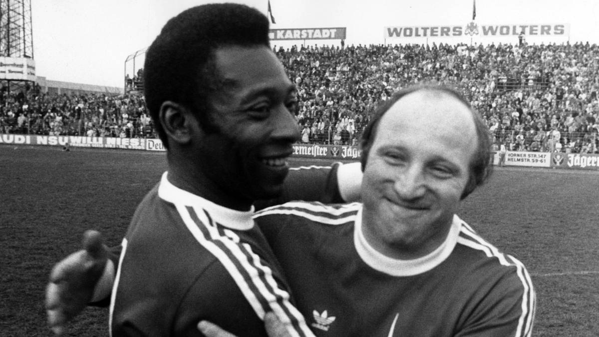 Zwei Legenden Arm in Arm. Pele und Seeler bei einem Benefizspiel in Braunschweig