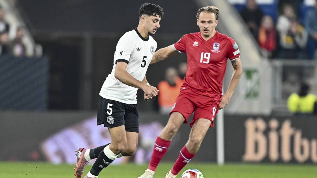 Mathias Olesen im Zweikampf mit Aleksandar Pavlovic im letzten WM-Qualifikations-Duell 