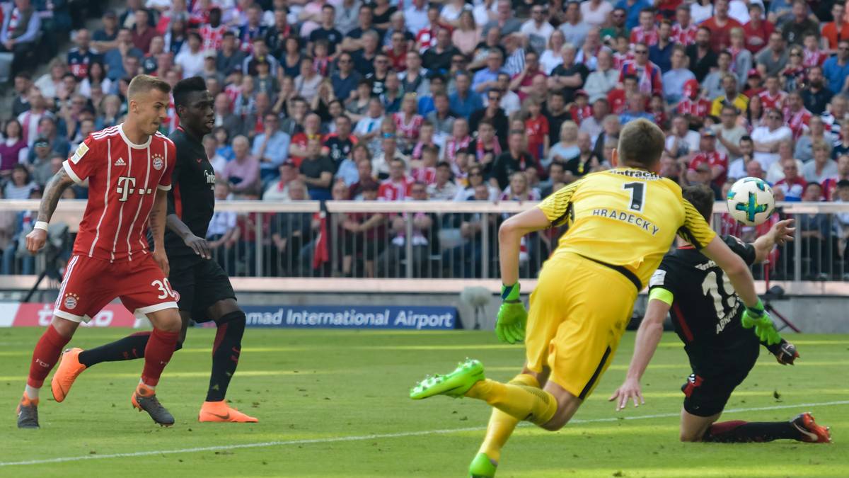 Niklas Dorsch versenkt die Vorlage von Sandro Wagner...