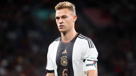 Nach dem seltenen Auftritt von Joshua Kimmich als Rechtsverteidiger wird einmal mehr über die Position des Bayern-Stars diskutiert. Dabei ist für Flick für die WM alles klar - Kimmich bleibt auf der Sechs.