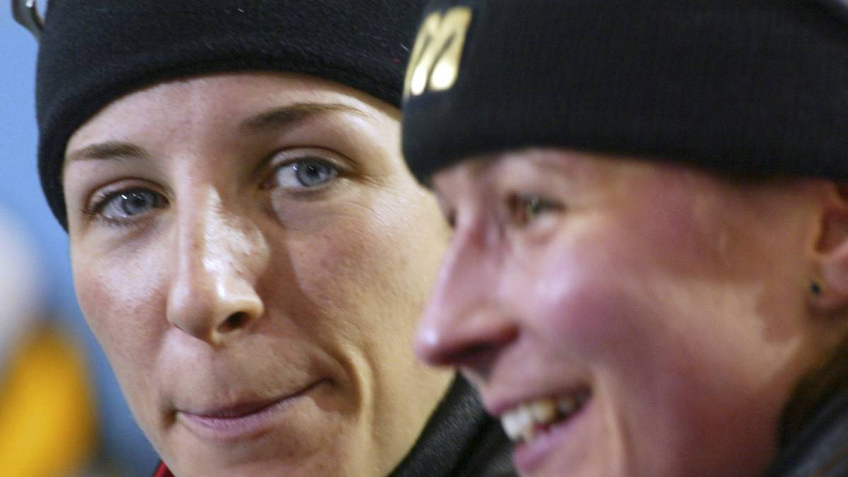 ANNI FRIESINGER (linnks) – CLAUDIA PECHSTEIN (rechts): Doch nicht nur auf der Piste herrscht Eiszeit, auch bei den beiden besten deutschen Eisschnellläuferinnen herrscht frostige Stimmung. Die beiden deutschen Speerspitzen liefern sich lange Zeit ein enges Duell um die Vorherrschaft, zum Eklat kommt es schließlich kurz nach Friesingers EM-Triumph über 5000 Meter in Erfurt 2002.