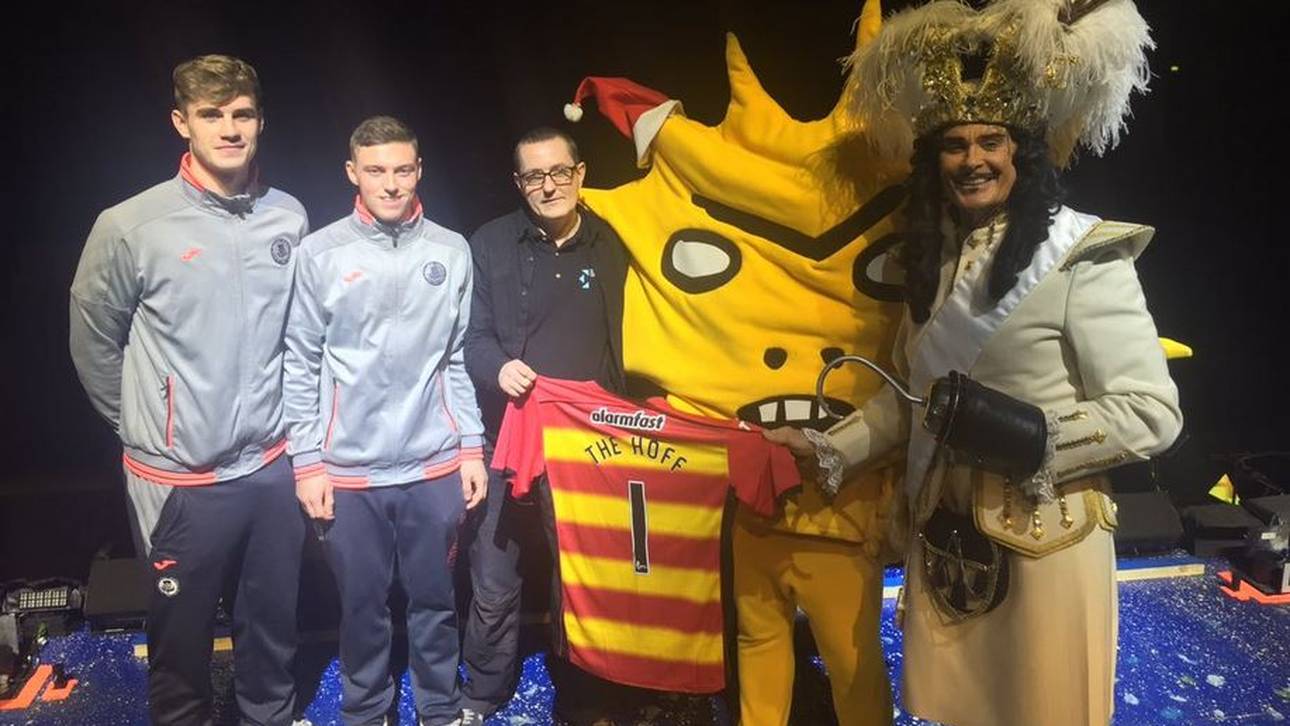 Skurrile Trikot-Übergabe an Hasselhoff