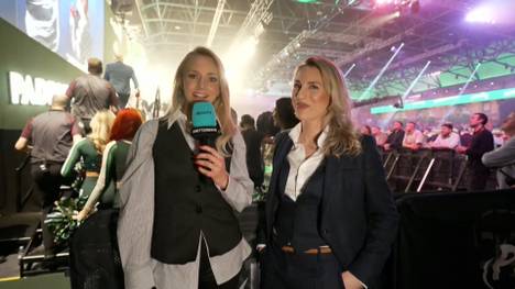 Während der gesamten Darts-WM muss natürlich auch für tänzerische Unterhaltung gesorgt werden. Sophie, Managerin der PDC Darts Dancer, erklärt im Interview, was es bedeutet, als Tänzerin bei der Darts-WM dabei zu sein.