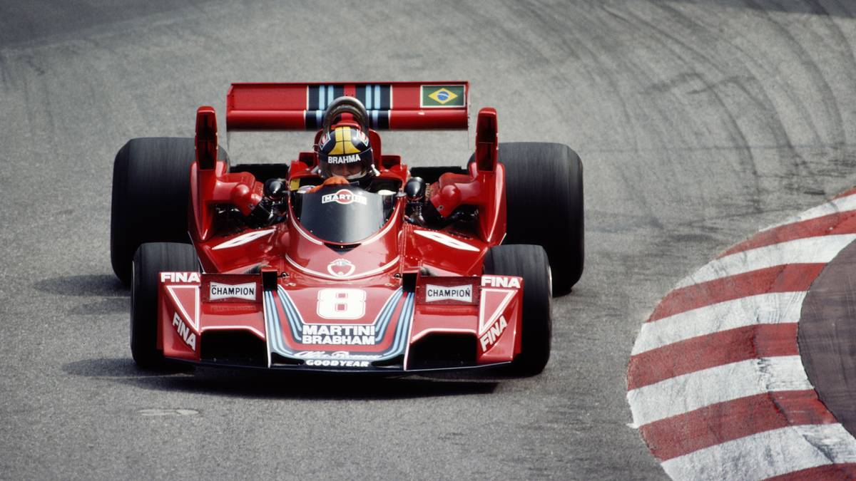 Zwei riesige Schnorchel ragen seitlich aus dem Brabham von Carlos Pace im Jahr 1976 heraus. Der Rennstall entscheidet sich statt der seitlichen Lufteinlässe durch zwei nach oben stehende Einlässe den Motor zu kühlen