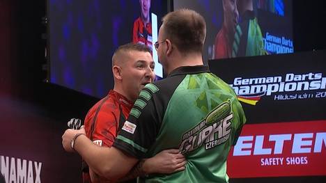 Maximilian Czerwinski scheitert bei seinem Debüt an Nathan Aspinall, gewinnt dabei aber trotzdem drei Legs.