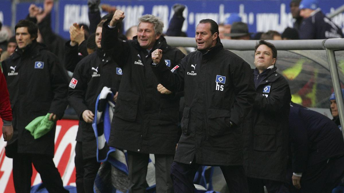 Huub Stevens übernahm schließlich am 19. Spieltag und wies dem Nordklub den rechten Weg. Als zweitebestes Rückrundenteam wurde der HSV noch Siebter - und legte von der Hin- zur Rückrunde den größten tabellerischen Sprung aller Zeiten hin (gemeinsam mit Schalke 1968/69 - ebenfalls von 17 auf 7)