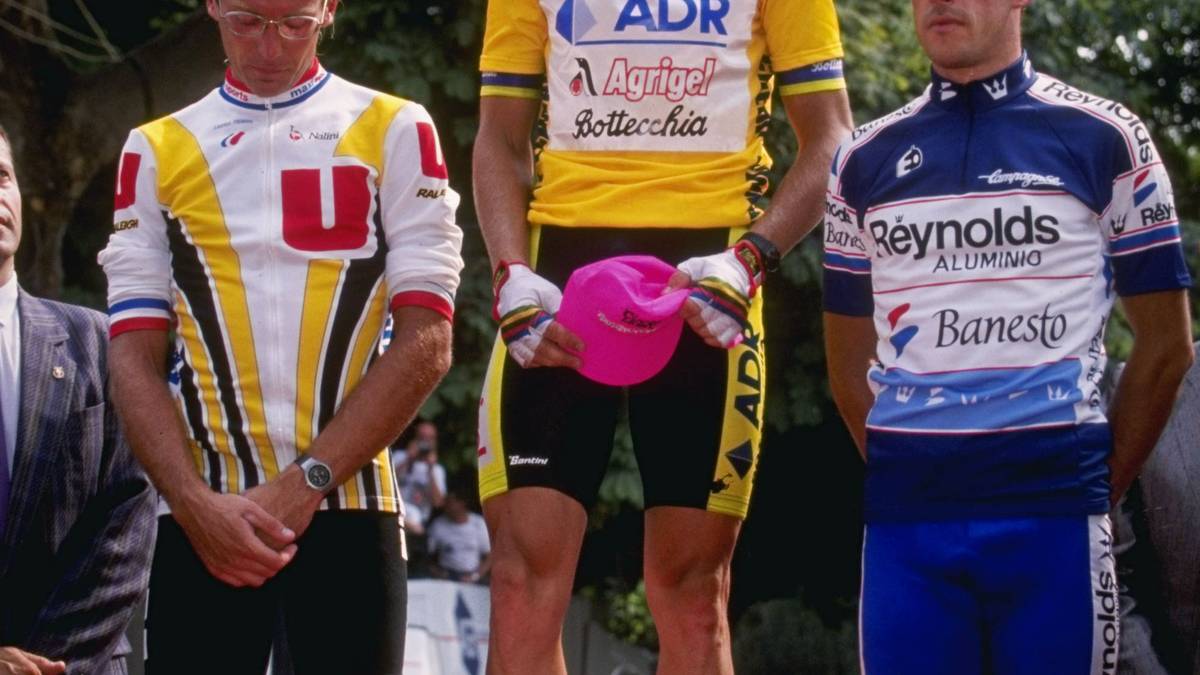 In Paris ist es ein Kopf an Kopf-Rennen. Beim Überschreiten der Ziellinie fehlen Laurent Fignon gerade einmal 8 Sekunden auf seinen Konkurrenten - er wird Zweiter. Es ist die knappste Entscheidung der Geschichte der Tour de France
