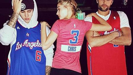 Das Trikot hat ihn verraten: Justin Bieber (l.) ist ein Fan der Los Angeles Clippers.