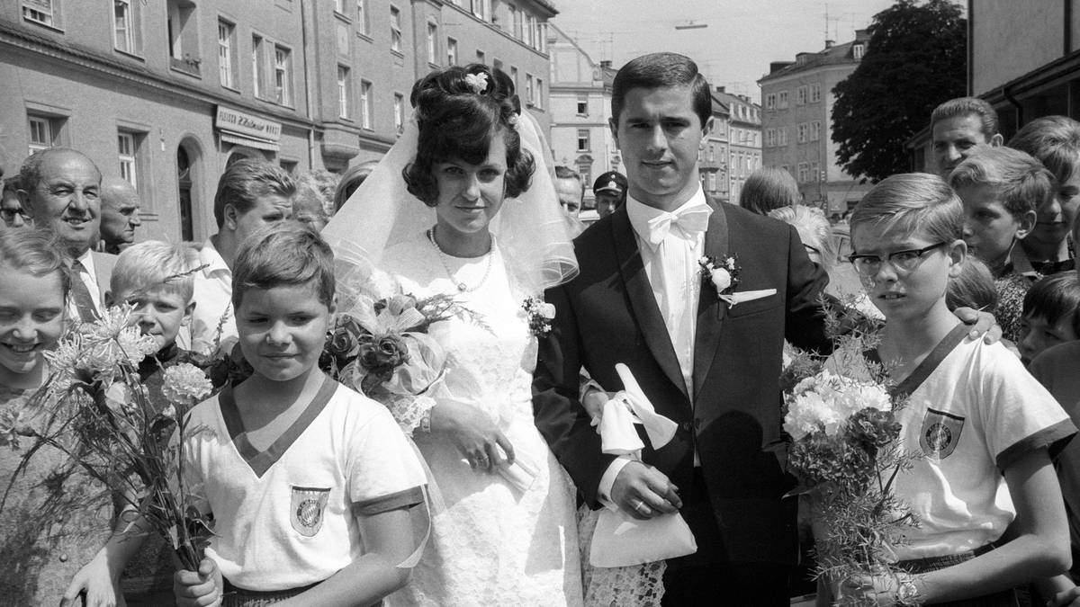 Auch privat läuft es für Müller rund. Am 21.8.1967 heiratet er Uschi Ebenböck. In der katholischen St. Wolfgangs-Kirche in München gibt er ihr das Ja-Wort. Unter den Gästen: Trainer "Tschik" Cajkovski. Die Ehe hat bis zu Gerd Müllers Tod Bestand