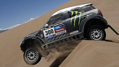 TAG 1: Die Rallye Dakar verspricht ein 9111 Kilometer langes Spektakel durch glühende Hitze, Sanddünen und andere Unwägbarkeiten in einer der lebensfeindlichsten Regionen der Erde zu werden