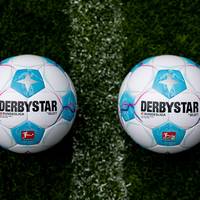 Der offizielle Spielball für die Bundesliga-Saison 2024/25 wird einmal mehr von Derbystar produziert. Das Design ist dem Torjubel gewidmet. 