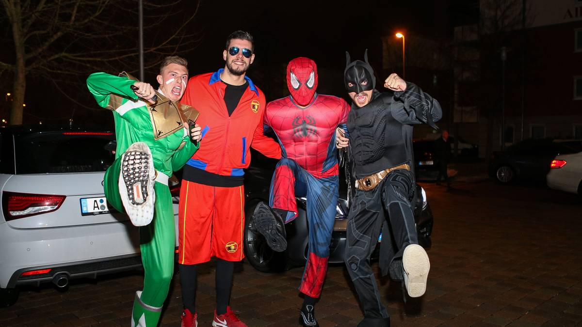 Hinter diesen bunten Kostümen verbergen sich Georg Teigl, Ioannis Gelios, Shawn Parker und Konstantinos Stafylidis (v.l.)