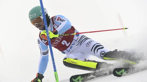 Felix Neureuther passiert eine Stange im Slalom