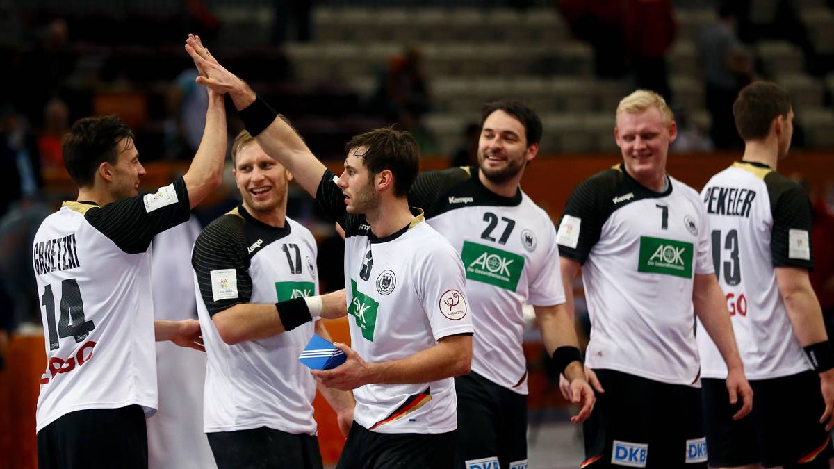 Uwe Gensheimer wird von allen geherzt. Er hat großen Anteil am Sieg