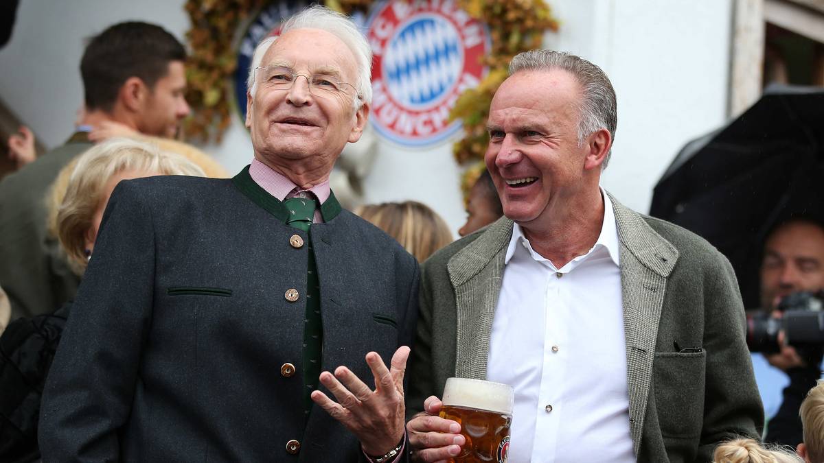 Ex-Ministerpräsident Edmund Stoiber bringt Karl-Heinz Rummenigge zum Lachen