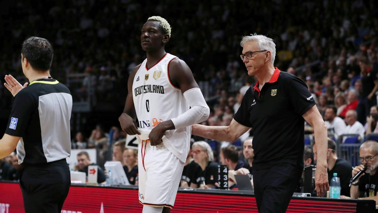 Bonga (m.) und Herbert (r.) gemeinsam beim Nationalteam