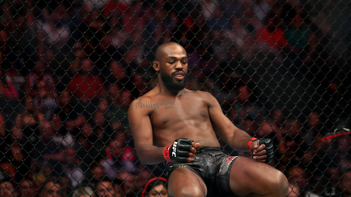 Aber "er hat einfach weitergemacht, bis er den Laden verlassen hat", gab sie später bei der Polizei zu Protokoll. Da Jones zwischenzeitlich einen Termin zur Anhörung vor Gericht versäumt hatte, wurde er sogar per Haftbefehl gesucht. Dieser ist mittlerweile aber wieder aufgehoben