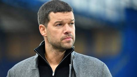 Michael Ballack blickt mit Skepsis auf das Achtelfinalspiel der deutschen Fußball-Nationalmannschaft bei der EM-Endrunde gegen England.