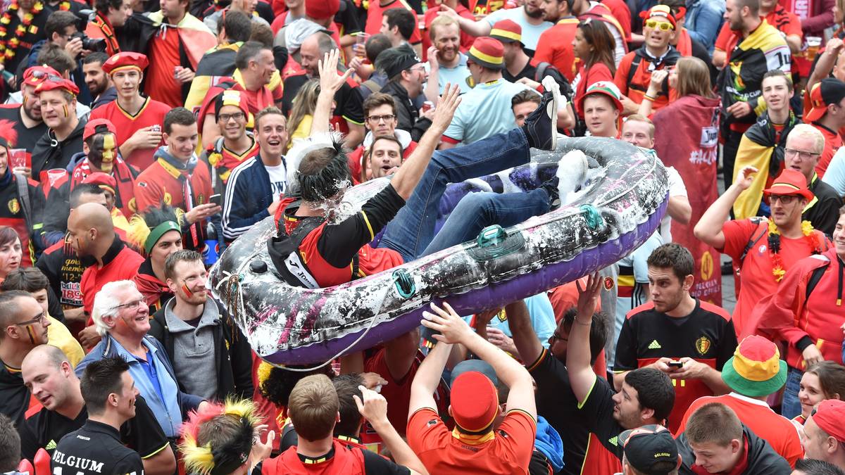 In der Innenstadt feiern die Belgier ein fröhliches Fanfest. Stagediving wird mit einem Schlauchboot gemacht