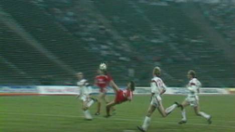 Jürgen Wegmann gelang 1988 im Spiel gegen den 1. FC Nürnberg der vielleicht akrobatischte Treffer des Jahres. SPORT1 wirft einen Blick zurück.  