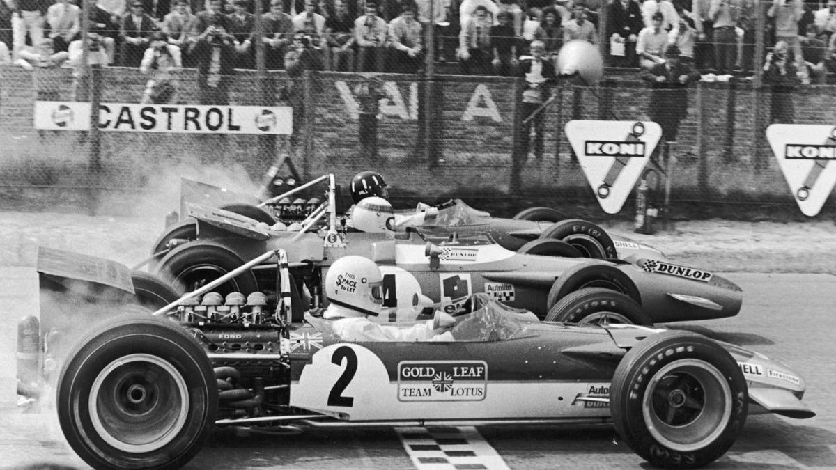 Und Ecclestone geht früh neue Wege in Sachen Marketing und Werbung. Rindts Helm verpasst er den Schriftzug "Platz zu vermieten". Eine Idee, die später auch andere Teams aufgreifen. 1970 stirbt Rindt bei einem Rennunfall in Monza. Ecclestone macht dennoch weiter