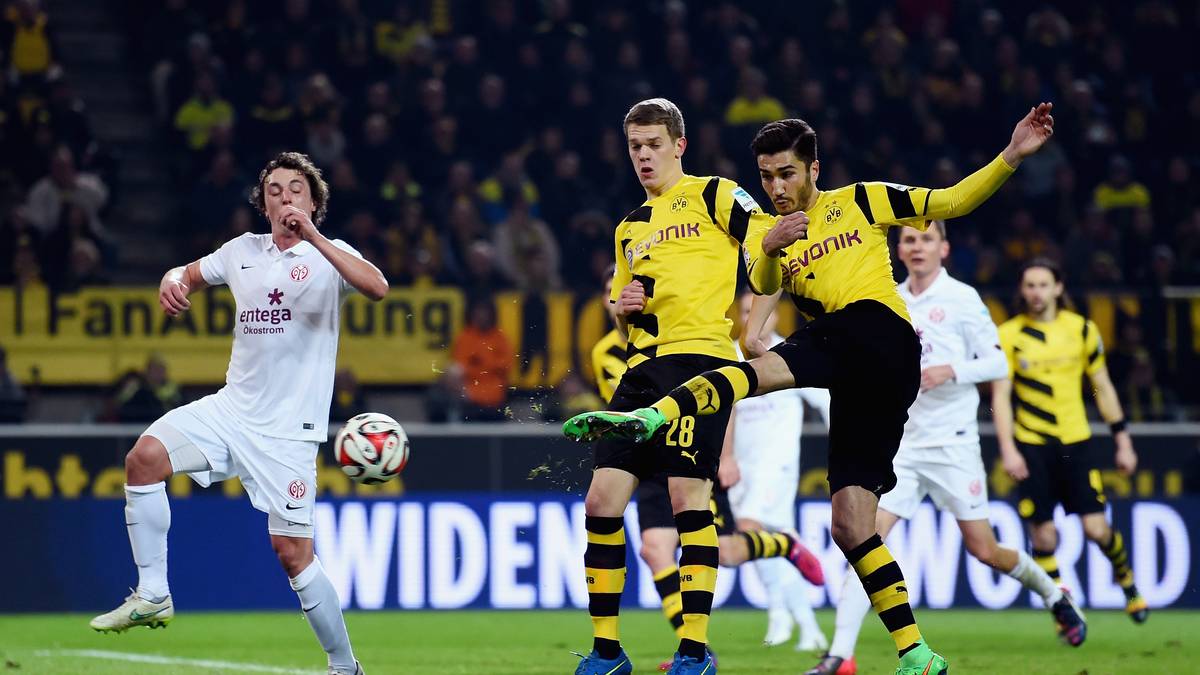 Und wenn es erstmal läuft, dann geht alles wie von alleine. Nuri Sahin (r.) macht das 4:2 für die Dortmunder