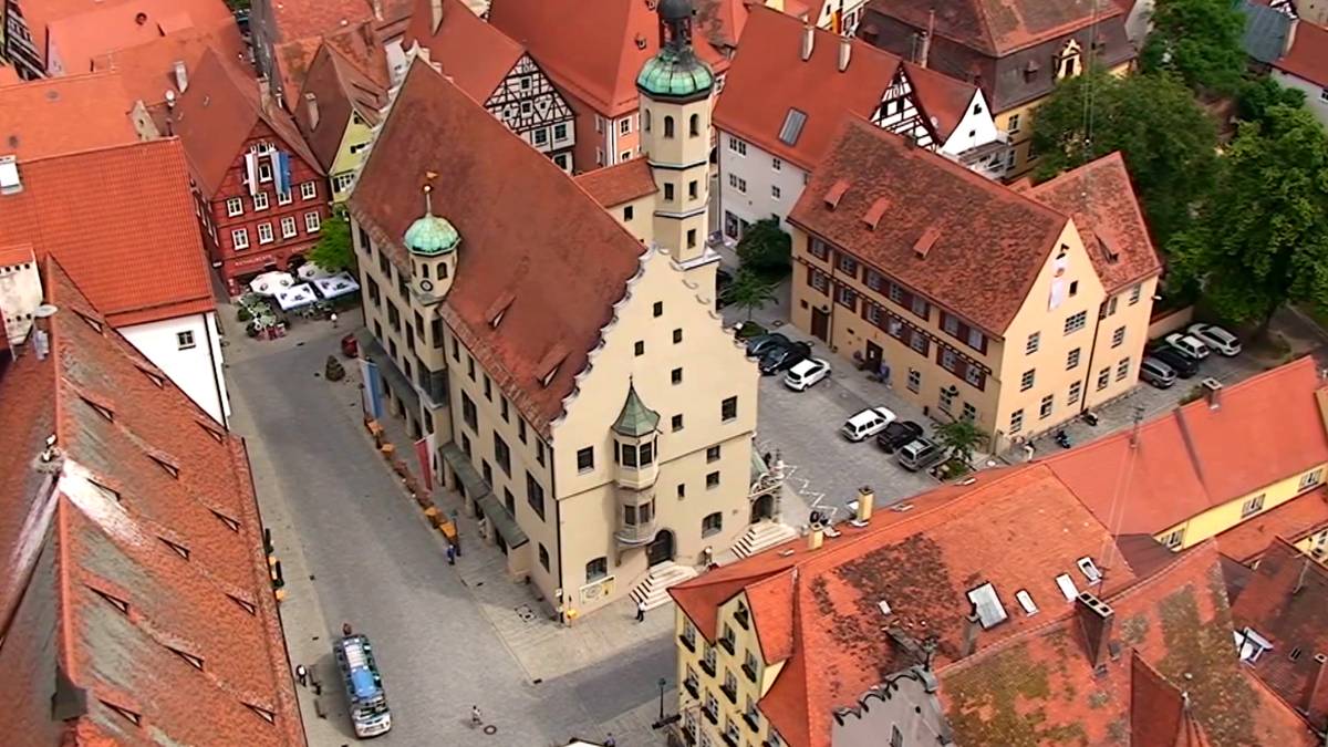 Mit zwölf Jahren wagt sich Müller erstmals zum Training des örtlichen TSV 1861 Nördlingen, ein Kumpel überredet ihn. Ein paar Tage später steht er in geliehenen Schuhen zum ersten Mal in einem Spiel auf dem Platz und macht - Erzählungen zufolge - gleich drei Tore