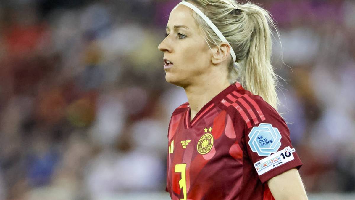 Mindestens genauso kurios wie ihre Rote Karte im Viertelfinale ist ihr Ritual vor jedem Spiel: Die Betreuer oder der Zeugwart legen Kathrin Hendrich eine Banane mit einer kleinen Botschaft auf den Platz. Wie es dazu kam, ist ebenso unklar wie einst ihre Wahl der Nationalität. 