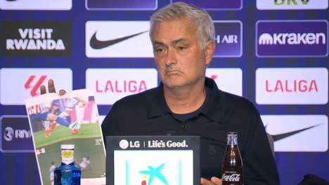 Nach der Derby-Pleite gegen Atletico nahm sich Jose Mourinho den Schiedsrichter zur Brust. Der Real-Trainer nahm zur Beweisführung dafür sogar eigens ausgedruckte Beweisbilder zur Hand.