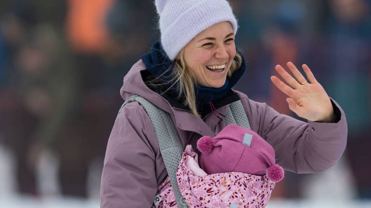 Miriam Neureuther mit der jüngsten Tochter Lotta bei der Biathlon-WM 2023 in Oberhof