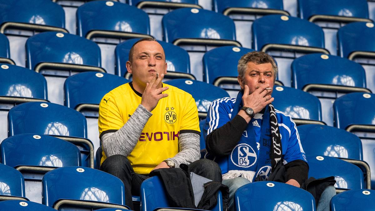 Die Fans des FC Schalke 04 und von Borussia Dortmund fiebern dem Duell der Ruhrpott-Rivalen entgegen - auch wenn diese beiden Herren vielleicht nicht ganz so begeistert blicken