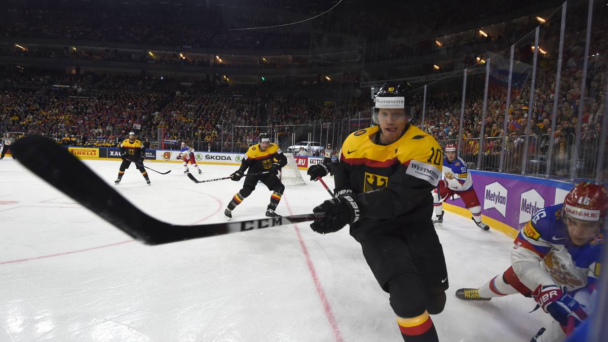 CHRISTIAN EHRHOFF (l.): Der bereits 34 Jahre alte Spieler der Kölner Haie gilt als offensiv ausgerichteter Verteidiger, der häufig auch läuferisch und mit schnellen Spielzügen überzeugen kann. Er spielte zudem 16 Jahre in der NHL, unter anderem in Vancouver und Buffalo. Bei der WM fiel der Kapitän auf, als er nach einem Training in voller Eishockey-Montur in Köln über die Straße spazierte, um das schöne Wetter zu genießen 