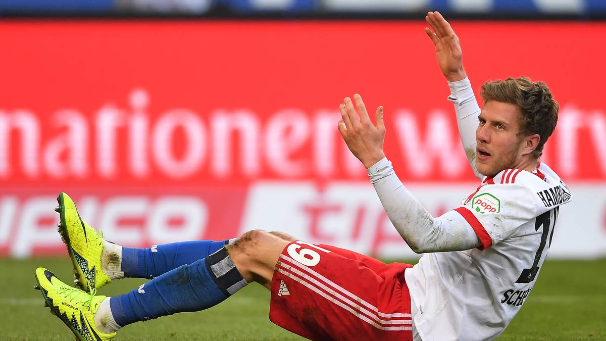 Schipplock und die anderen HSV-Profis gehen nach Spielschluss in die Kurve zu den treuesten Anhängern - und werden ausgepfiffen. "Das ist normal in  dieser Situation", sagt der Stürmer