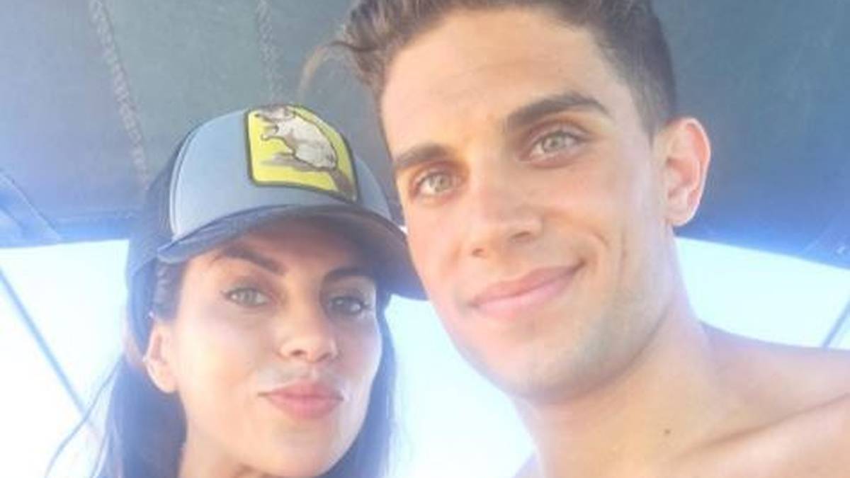 Dortmunds Neuzugang Marc Bartra präsentiert seine besser Hälfte Melissa Jimenez 