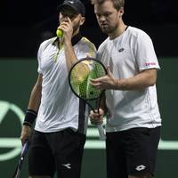 Das deutsche Duo Kevin Krawietz und Tim Pütz ist bei den French Open ebenso ins Viertelfinale eingezogen wie Andreas Mies mit Matwe Middelkoop.