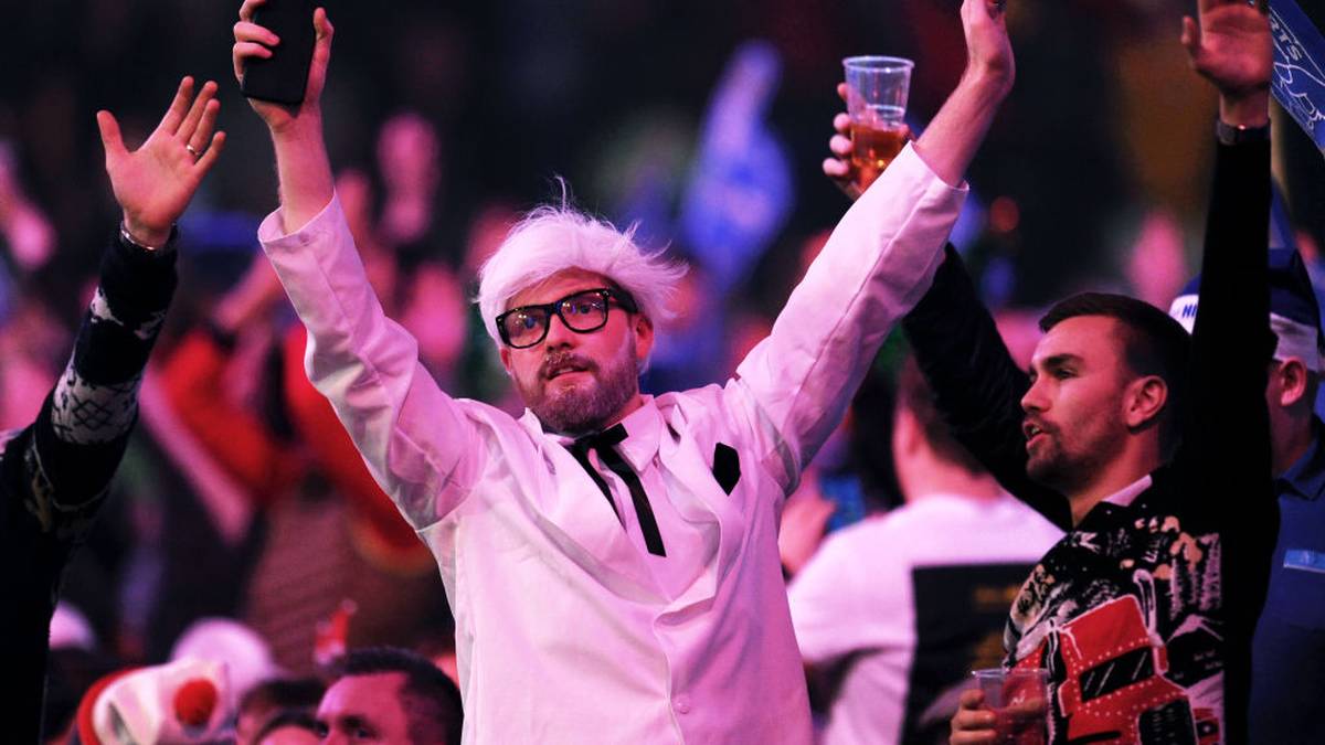 Egal, ob im Anzug oder im Ugly Christmas Sweater - bei der Darts-WM sind alle Outfits willkommen