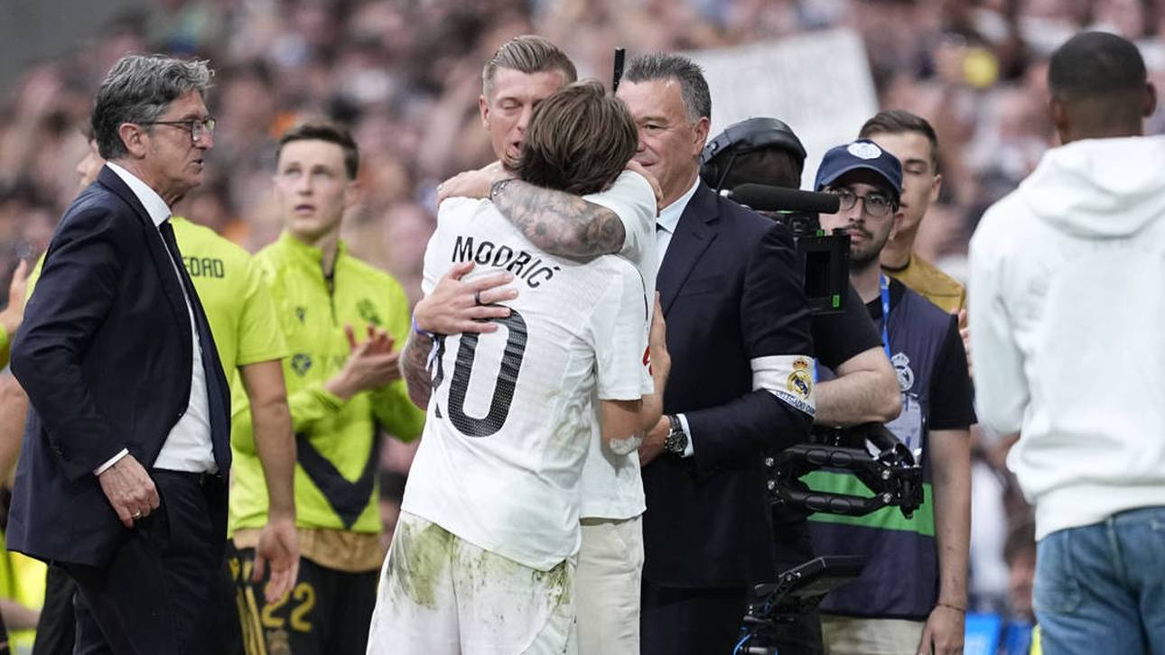 Toni Kroos tauchte auch auf und verabschiedete Luka Modric mit einer innigen Umarmung