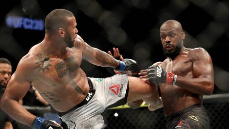 Thiago Santos (l.) erlitt bei UFC 239 gegen Jon Jones einen Totalschaden am Knie