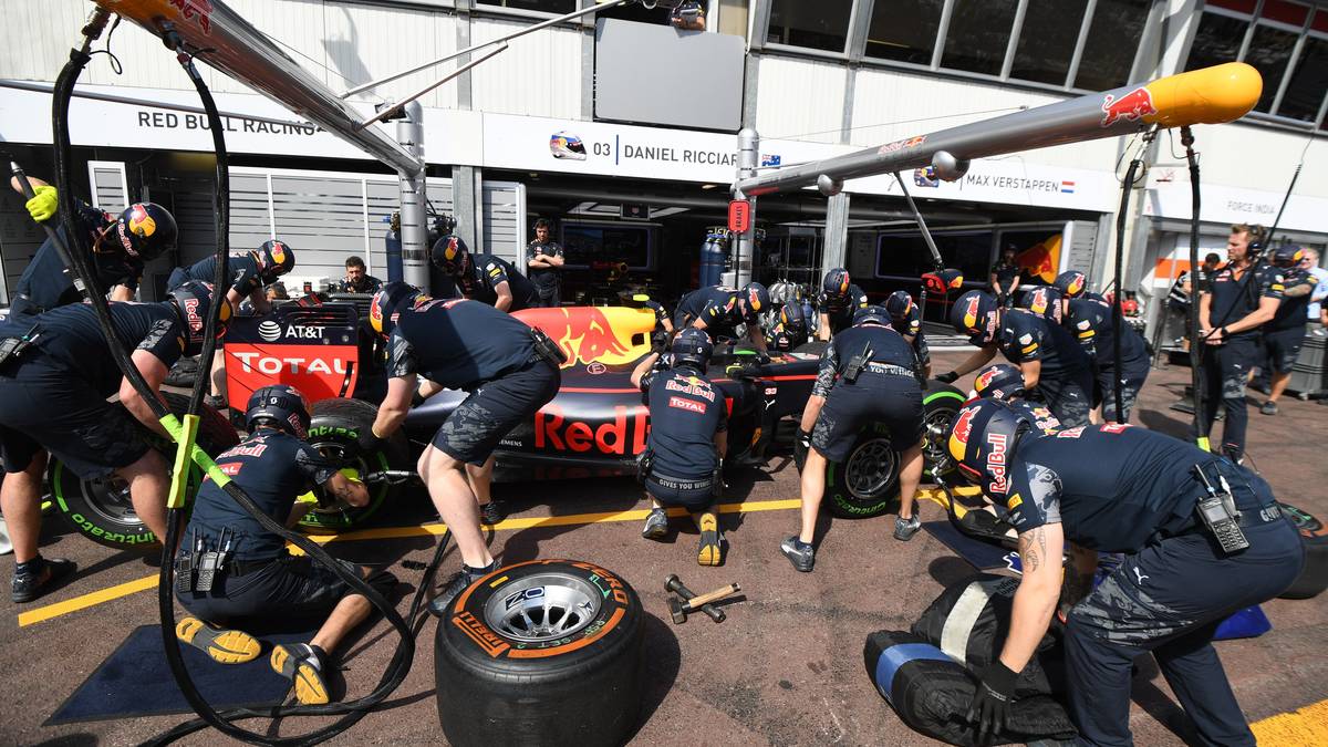 Ricciardo fährt von seiner ersten F1-Pole aus ein super Rennen – das das Team mit einem schweren Bock vermasselt. Als der Australier zum Boxenstopp reinkommt, liegen keine Reifen bereit! Wie kann sowas passieren? Ein sicherer Sieg wurde weggeworfen! Schade für den Australier!