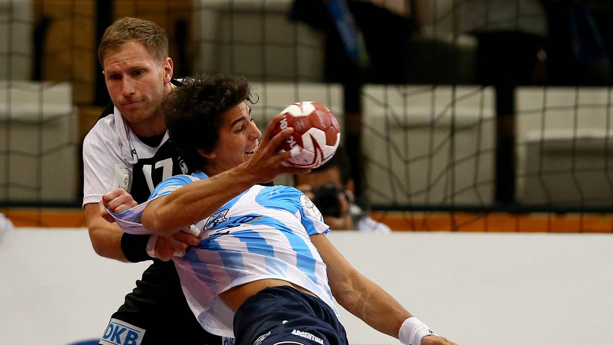 Dann geht es auf der Platte so richtig los. Das Trikot des Argentiniers wird durch Steffen Weinhold (l.) einer Textilprobe unterzogen. Das Spiel ist von Anfang an körperbetont...