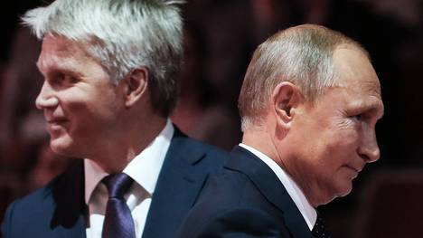 Auch Russlands Sportminister Pawel Kolobkow (l., mit Wladimir Putin) gerät unter Druck
