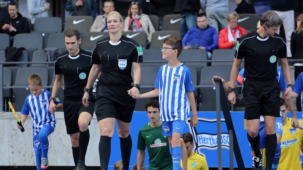 Pünktlich um 15.30 Uhr gibt sie die Begegnung zwischen der Hertha und Bremen frei. Nach zehn Jahren in der 2. Liga war Steinhaus im Mai in die Riege der 24 Bundesliga-Schiedsrichter aufgestiegen