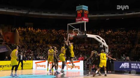 Ein enges Spiel zwischen den Löwen Braunschweig und Baskets Oldenburg. Besonders in der Schlussphase laufen beide Teams heiß. Am Ende sind es die Nerven, die das Spiel entscheiden.