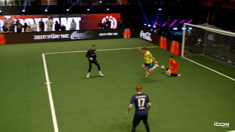 Nach einem traumhaften Golden Goal bei der Icon League gibt es beim FC Onefootball kein Halten mehr.