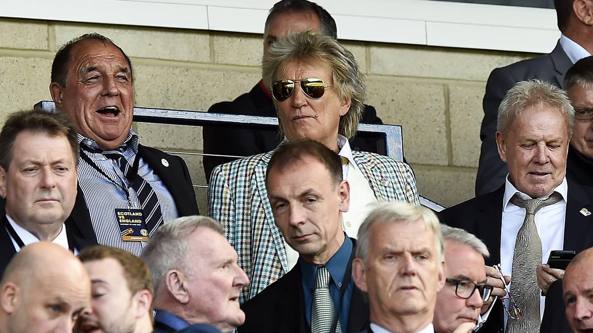 Als schottischer Edelfan lässt sich Rocksänger Rod Stewart das Spektakel auf der Tribüne nicht entgehen