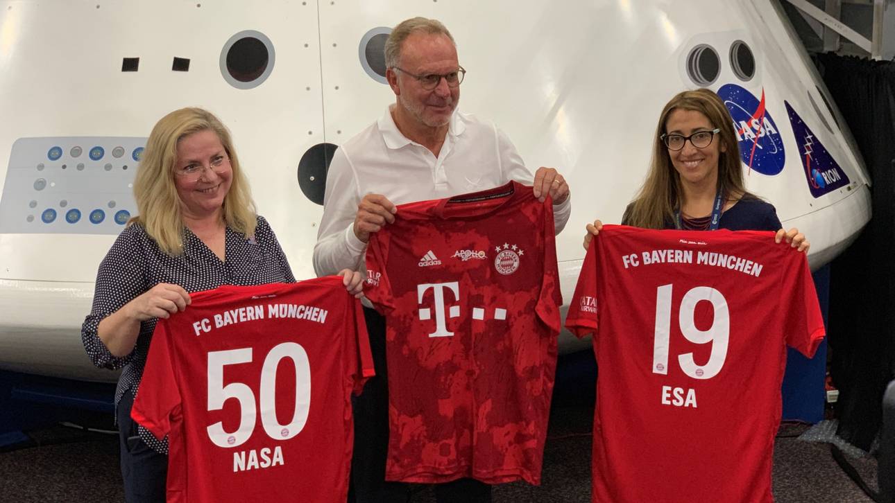 Anlässlich der ersten bemannten Mondlandung vor 50 Jahren überreichte Vorstands-Boss Karl-Heinz Rummenigge am Sonntagmittag (Ortszeit) im NASA Johnson Space Center Trikots