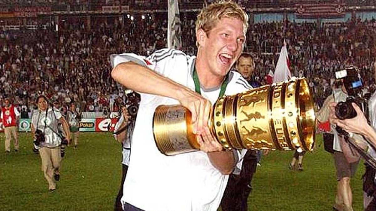 Bereits 2003 - mit nur 19 Jahren - feiert Schweinsteiger sein erstes Double. Neben dem Pokal holen die Münchner auch die Schale