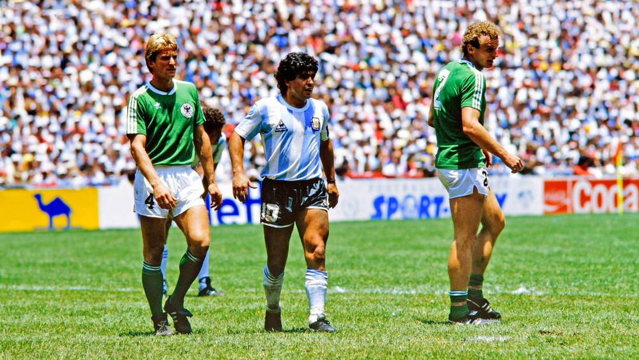Karlheinz Förster (l.) im Duell mit Argentiniens Diego Maradona