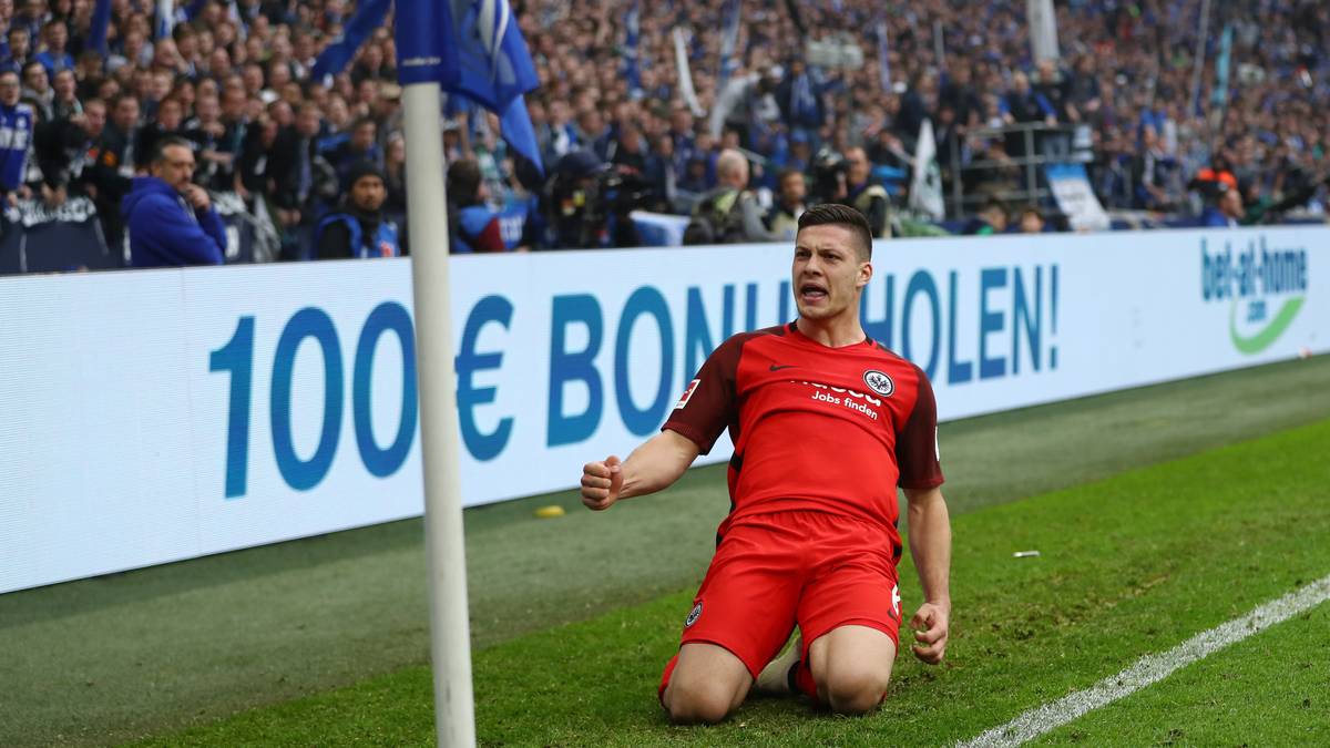 Der zweite soll ein Backup für Mittelstürmer Luis Suarez sein: Nachdem Antoine Griezmann nicht von Atletico loszueisen ist, gilt Luka Jovic als ernsthafte Option für die Offensive. Allerdings: Eintracht Frankfurt will den Serben nicht verkaufen. Nur ein unmoralisches Angebot in Sphären von über 50 Millionen Euro könnten Bobic und Co. wohl zum Umdenken bringen