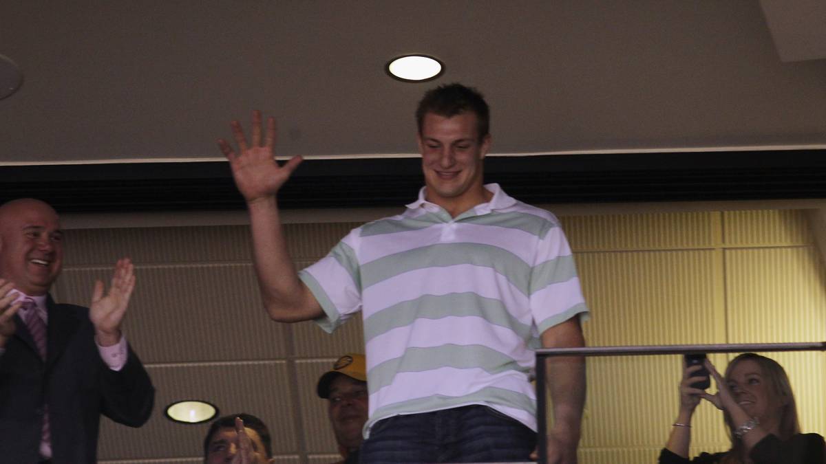 Doch eine Rückenverletzung setzte "Gronk" in seinem letzten College-Jahr außer Gefecht, sodass er auch im NFL-Draft 2010 nicht mehr als Erstrunden-Pick gehandelt wurde - und so kam es dann auch: Erst in Runde zwei wurde er an Position 42 von den New England Patriots ausgewählt